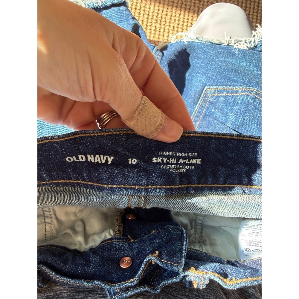 Old Navy High Rise distressed women's denim shorts - Picture 3 of 3